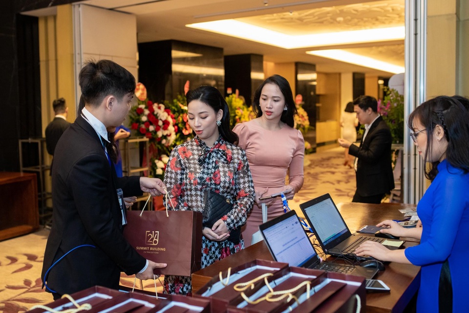Vén bức màn buổi lễ kín của chủ đầu tư Veracity - 2 Vén bức màn buổi lễ kín của chủ đầu tư Veracity - 2