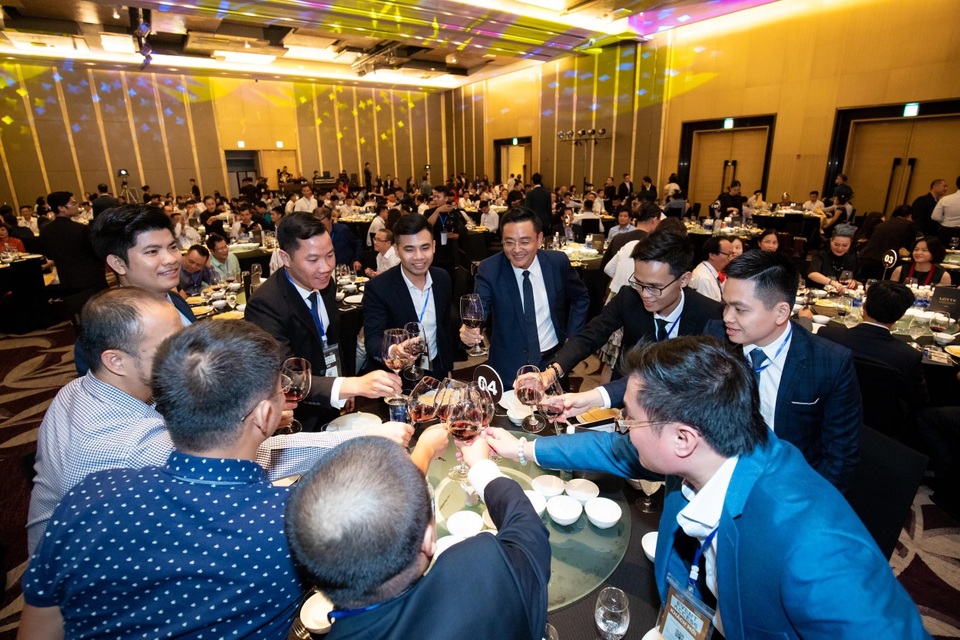 Vén bức màn buổi lễ kín của chủ đầu tư Veracity - 4 Vén bức màn buổi lễ kín của chủ đầu tư Veracity - 4