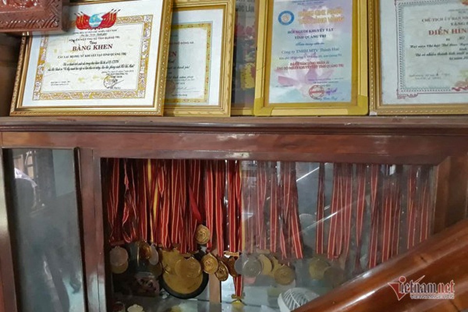 Bà chủ khuyết tật giành 120 huy chương, mở xưởng gỗ cho người nghèo - 2 Bà chủ khuyết tật giành 120 huy chương, mở xưởng gỗ cho người nghèo - 2