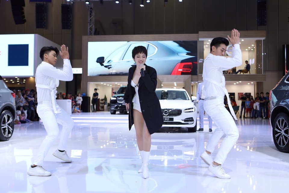 Bảo Anh cá tính với tóc pixie bên xe sang 3 tỷ đồng đến từ Thụy Điển - 4 Bảo Anh cá tính với tóc pixie bên xe sang 3 tỷ đồng đến từ Thụy Điển - 4