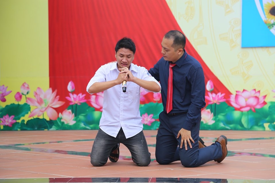 Học sinh quỳ gối, khóc nức nở nhận lỗi đã vô tâm với bố mẹ - 1 Học sinh quỳ gối, khóc nức nở nhận lỗi đã vô tâm với bố mẹ - 1