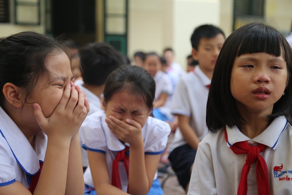 Học sinh quỳ gối, khóc nức nở nhận lỗi đã vô tâm với bố mẹ - 2 Học sinh quỳ gối, khóc nức nở nhận lỗi đã vô tâm với bố mẹ - 2