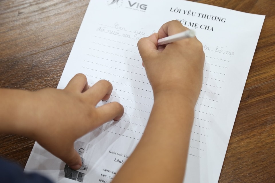 Học sinh quỳ gối, khóc nức nở nhận lỗi đã vô tâm với bố mẹ - 4 Học sinh quỳ gối, khóc nức nở nhận lỗi đã vô tâm với bố mẹ - 4
