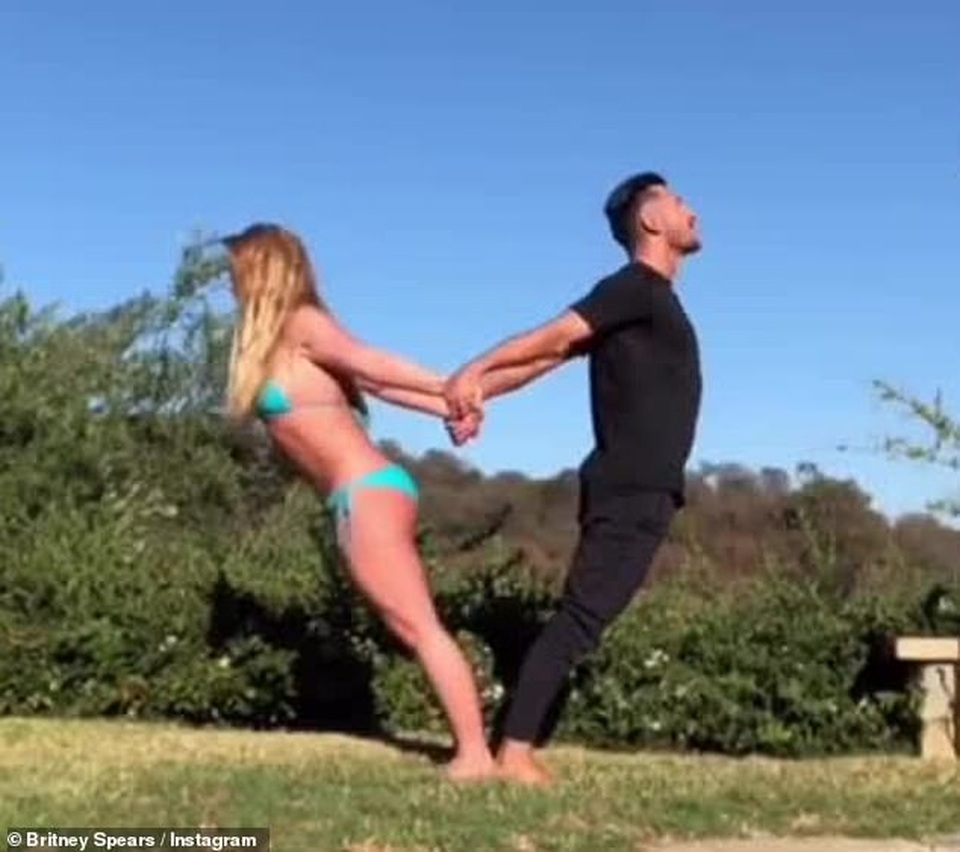 Britney Spears tập yoga đôi điệu nghệ cùng bồ trẻ - 4 Britney Spears tập yoga đôi điệu nghệ cùng bồ trẻ - 4