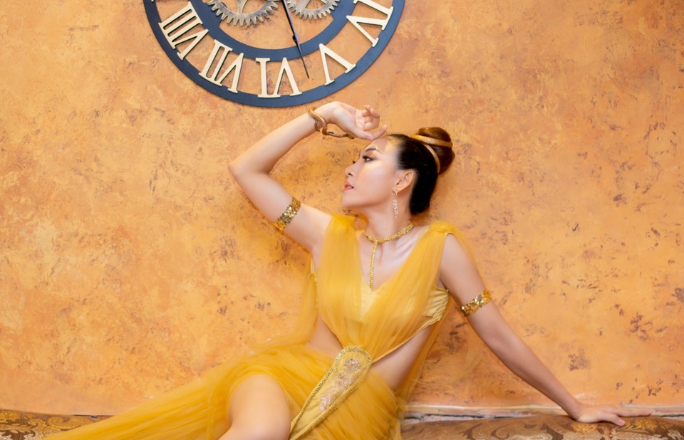 Hà Hồng Nhung hoá thân lộng lẫy theo phong cách Nữ Hoàng - 3 Hà Hồng Nhung hoá thân lộng lẫy theo phong cách Nữ Hoàng - 3