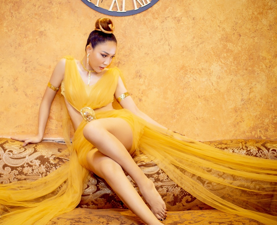 Hà Hồng Nhung hoá thân lộng lẫy theo phong cách Nữ Hoàng - 4 Hà Hồng Nhung hoá thân lộng lẫy theo phong cách Nữ Hoàng - 4