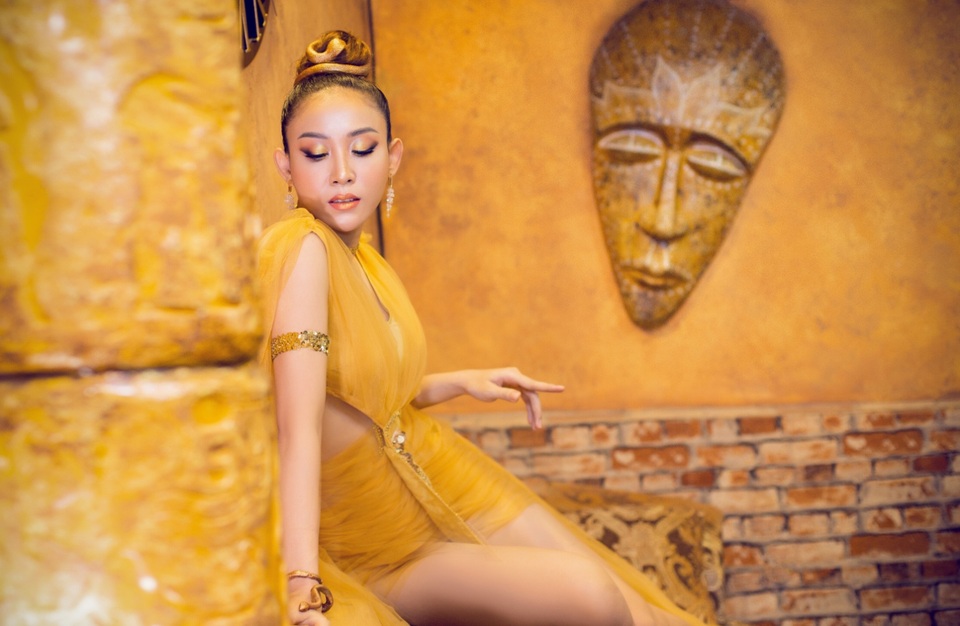 Hà Hồng Nhung hoá thân lộng lẫy theo phong cách Nữ Hoàng - 6 Hà Hồng Nhung hoá thân lộng lẫy theo phong cách Nữ Hoàng - 6