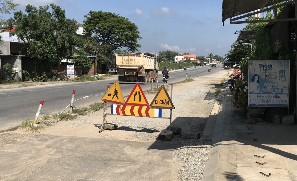 Quốc lộ 1A, 3 năm thi công, 6 lần gia hạn vẫn nham nhở chắp vá - 1 Quốc lộ 1A, 3 năm thi công, 6 lần gia hạn vẫn nham nhở chắp vá - 1
