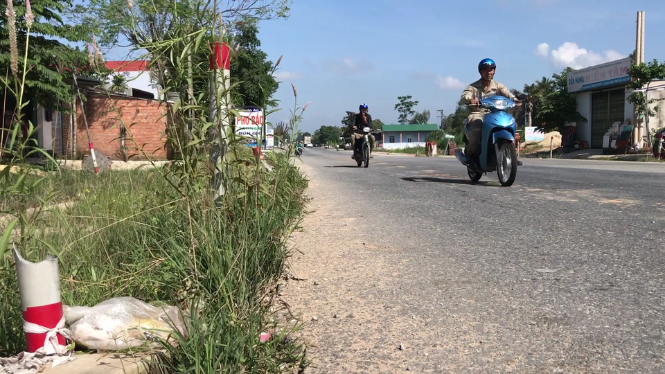 Quốc lộ 1A, 3 năm thi công, 6 lần gia hạn vẫn nham nhở chắp vá - 4 Quốc lộ 1A, 3 năm thi công, 6 lần gia hạn vẫn nham nhở chắp vá - 4