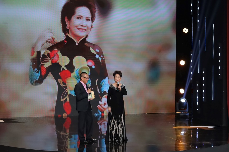 Danh ca Phương Dung khiến khán giả sững sờ trước vẻ đẹp ở tuổi U80 - 1