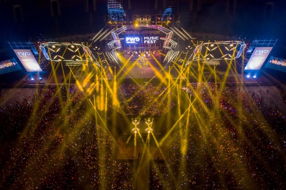 Khán giả choáng ngợp trước màn trình diễn laser và pháo hoa đỉnh cao tại FWD Music Fest - 1 Khán giả choáng ngợp trước màn trình diễn laser và pháo hoa đỉnh cao tại FWD Music Fest - 1