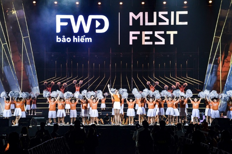 Khán giả choáng ngợp trước màn trình diễn laser và pháo hoa đỉnh cao tại FWD Music Fest - 3 Khán giả choáng ngợp trước màn trình diễn laser và pháo hoa đỉnh cao tại FWD Music Fest - 3
