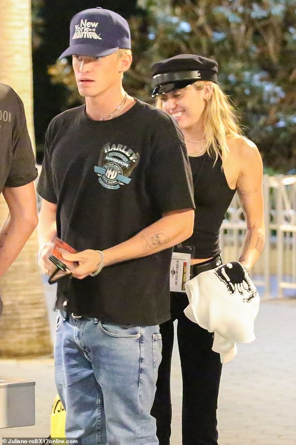 Miley Cyrus diện đồ đôi, hạnh phúc bên bạn trai kém tuổi - 3 Miley Cyrus diện đồ đôi, hạnh phúc bên bạn trai kém tuổi - 3