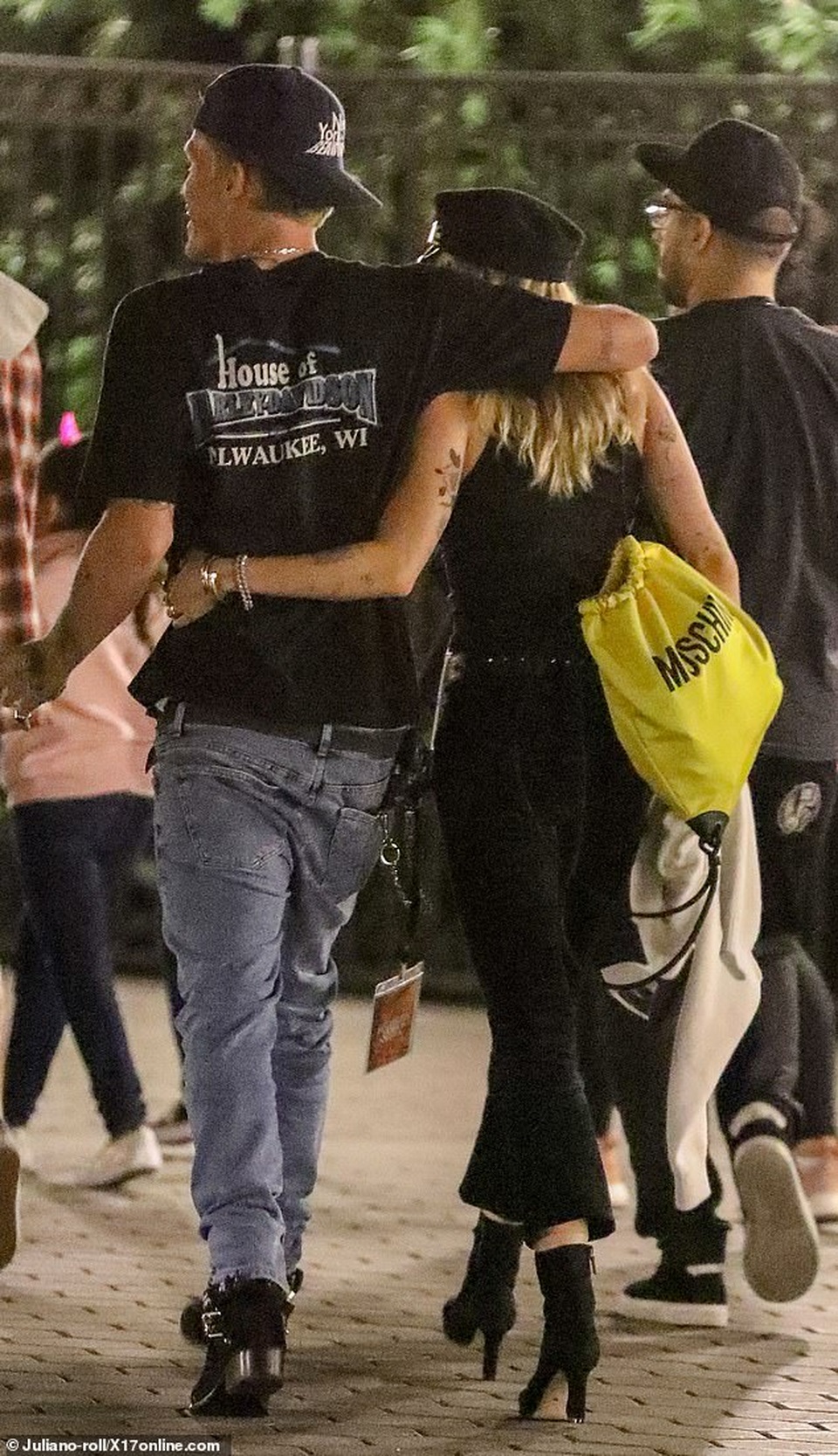 Miley Cyrus diện đồ đôi, hạnh phúc bên bạn trai kém tuổi - 6 Miley Cyrus diện đồ đôi, hạnh phúc bên bạn trai kém tuổi - 6