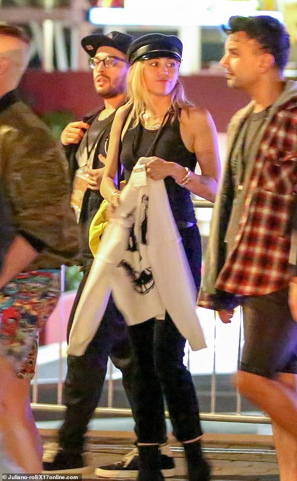 Miley Cyrus diện đồ đôi, hạnh phúc bên bạn trai kém tuổi - 1 Miley Cyrus diện đồ đôi, hạnh phúc bên bạn trai kém tuổi - 1
