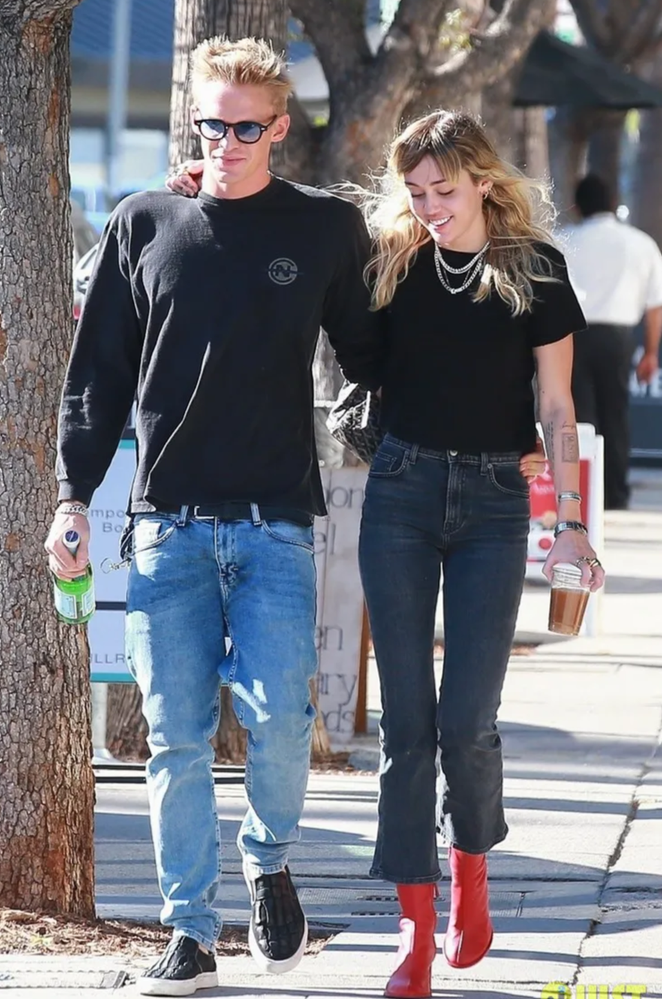 Miley Cyrus diện đồ đôi, hạnh phúc bên bạn trai kém tuổi - 8 Miley Cyrus diện đồ đôi, hạnh phúc bên bạn trai kém tuổi - 8