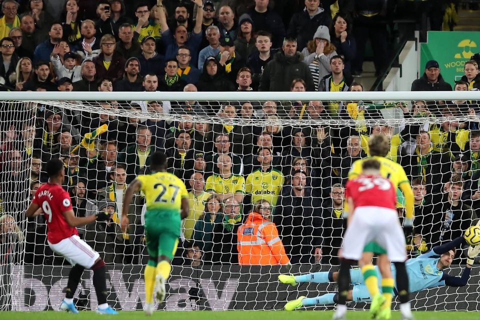 Những khoảnh khắc thắng tưng bừng của Man Utd trên sân Norwich - 13 Những khoảnh khắc thắng tưng bừng của Man Utd trên sân Norwich - 13