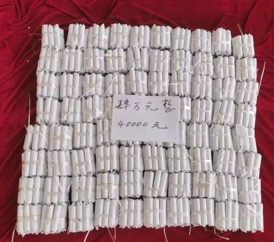 Người đàn ông vác thùng đựng 40.000 đồng tiền xu đi mua ô tô - 1 Người đàn ông vác thùng đựng 40.000 đồng tiền xu đi mua ô tô - 1