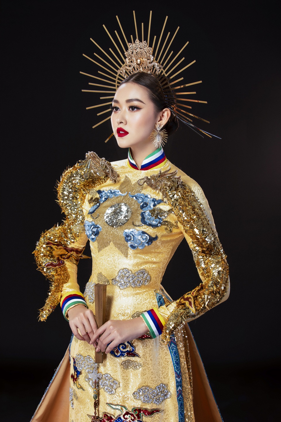 Á hậu Tường San khó chọn trang phục dân tộc khi đi thi quốc tế - 3 Á hậu Tường San khó chọn trang phục dân tộc khi đi thi quốc tế - 3