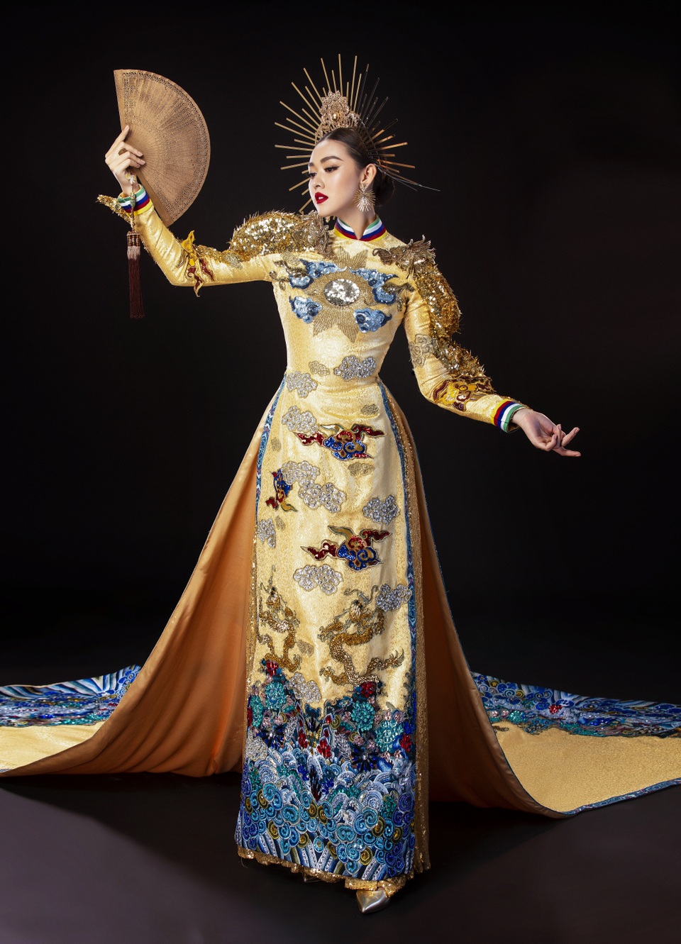 Á hậu Tường San khó chọn trang phục dân tộc khi đi thi quốc tế - 7 Á hậu Tường San khó chọn trang phục dân tộc khi đi thi quốc tế - 7