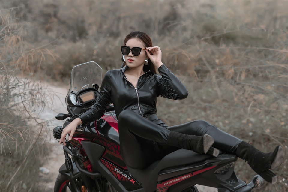 Nữ sinh trường Báo đẹp và cực ngầu bên xe phân khối lớn - 6 Nữ sinh trường Báo đẹp và cực ngầu bên xe phân khối lớn - 6