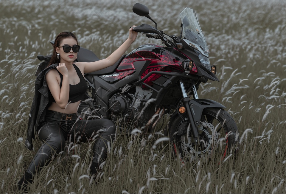 Nữ sinh trường Báo đẹp và cực ngầu bên xe phân khối lớn - 7 Nữ sinh trường Báo đẹp và cực ngầu bên xe phân khối lớn - 7