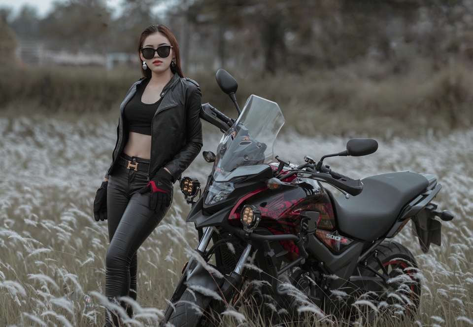 Nữ sinh trường Báo đẹp và cực ngầu bên xe phân khối lớn - 9 Nữ sinh trường Báo đẹp và cực ngầu bên xe phân khối lớn - 9