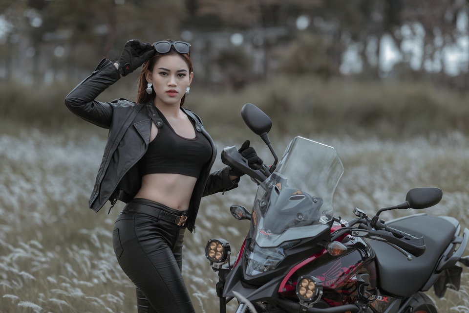 Nữ sinh trường Báo đẹp và cực ngầu bên xe phân khối lớn - 3 Nữ sinh trường Báo đẹp và cực ngầu bên xe phân khối lớn - 3