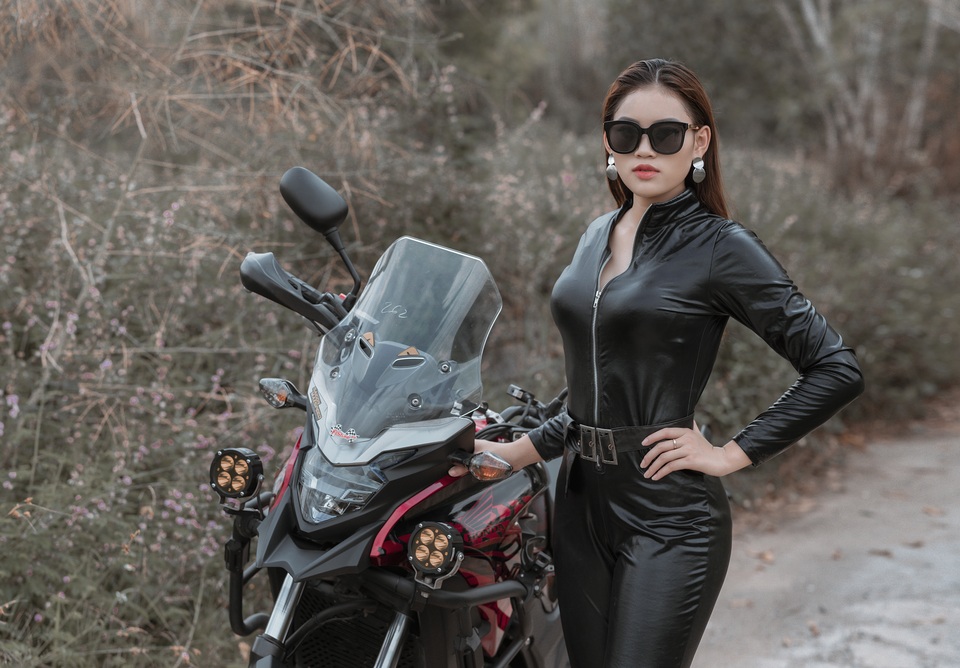 Nữ sinh trường Báo đẹp và cực ngầu bên xe phân khối lớn - 8 Nữ sinh trường Báo đẹp và cực ngầu bên xe phân khối lớn - 8