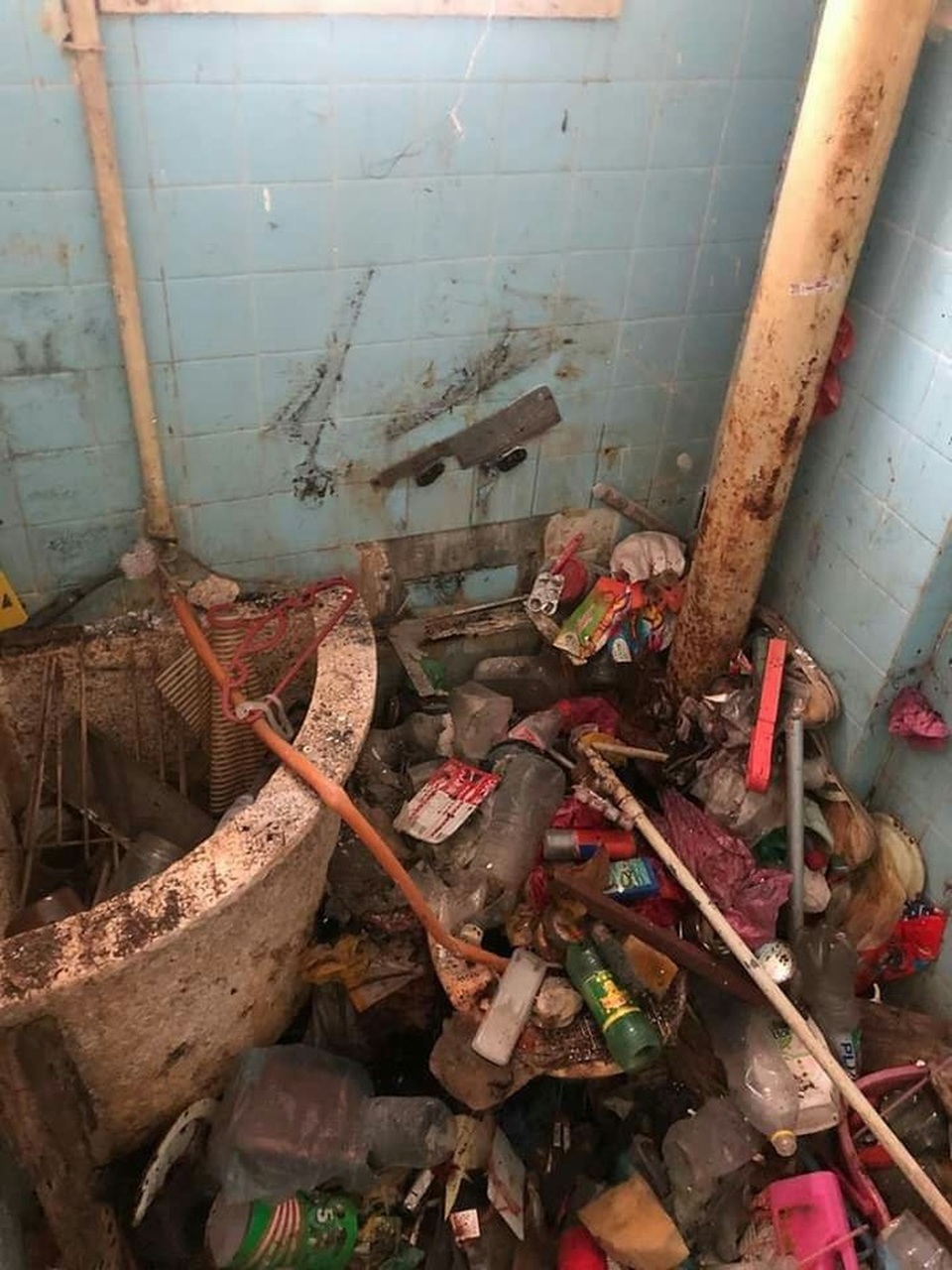Choáng váng với những căn nhà trọ bẩn như bãi rác khiến chủ nhà sốc nặng - 8 Choáng váng với những căn nhà trọ bẩn như bãi rác khiến chủ nhà sốc nặng - 8