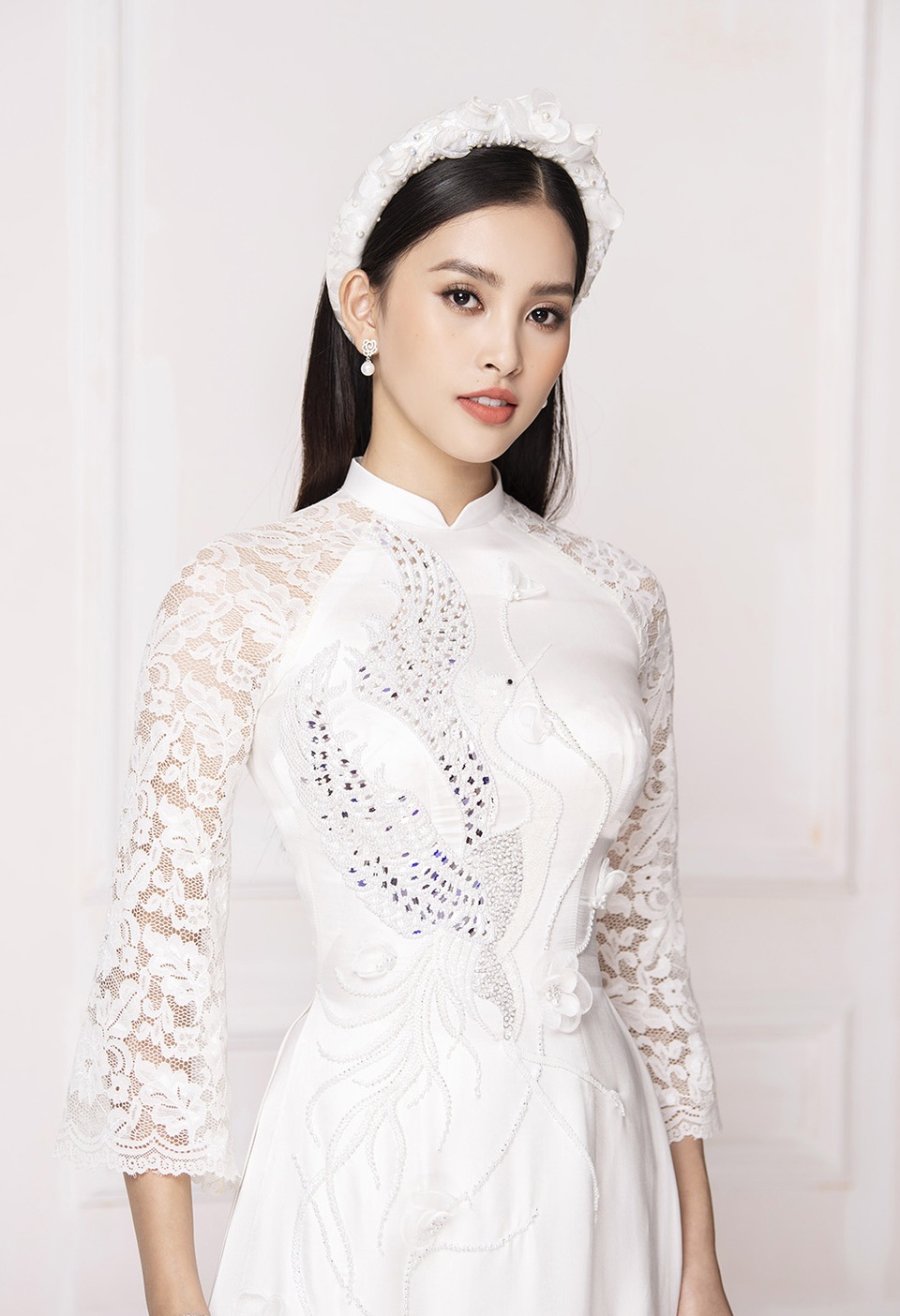 Hoa hậu Tiểu Vy e ấp trong trang phục áo dài cô dâu - 4 Hoa hậu Tiểu Vy e ấp trong trang phục áo dài cô dâu - 4