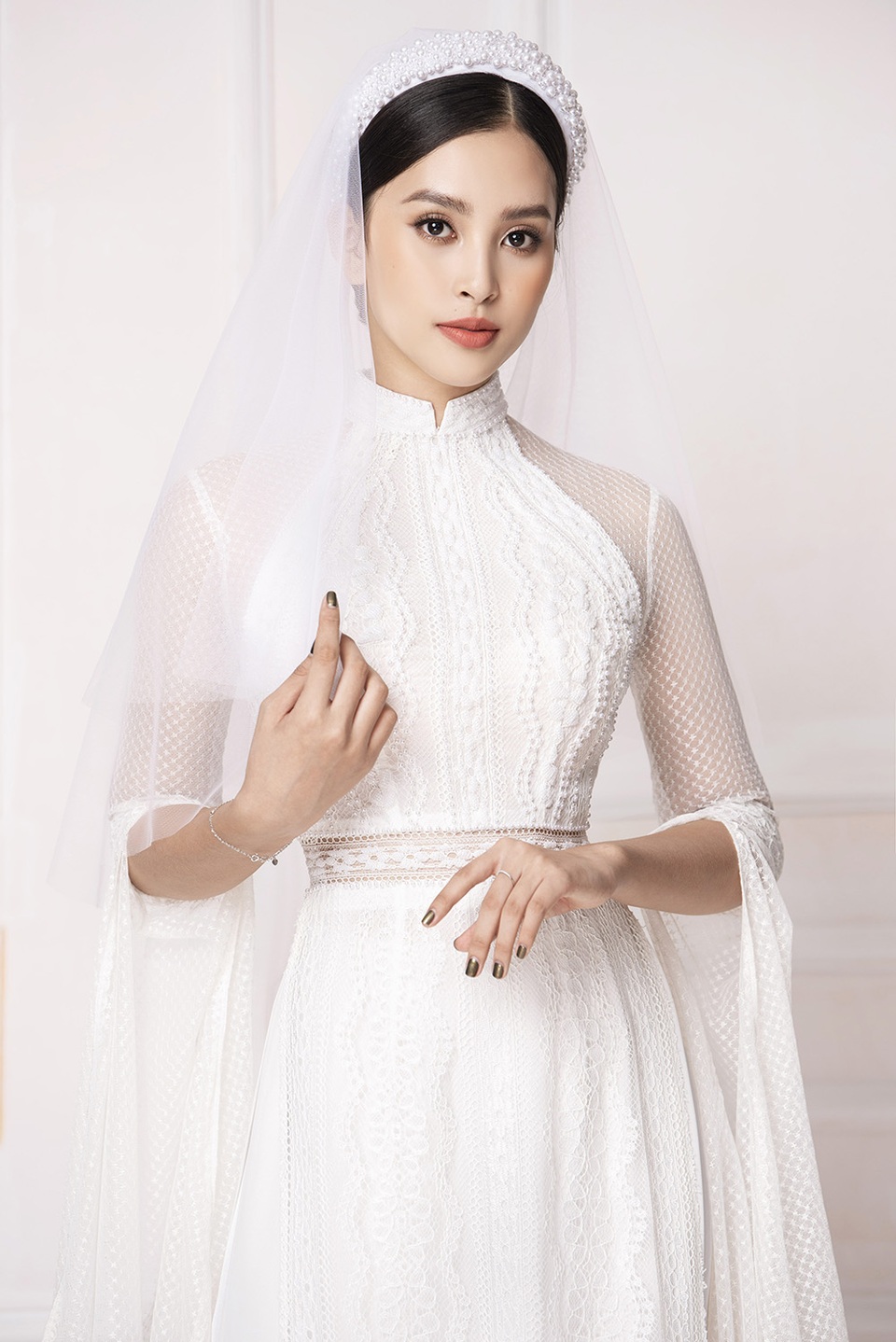 Hoa hậu Tiểu Vy e ấp trong trang phục áo dài cô dâu - 3 Hoa hậu Tiểu Vy e ấp trong trang phục áo dài cô dâu - 3