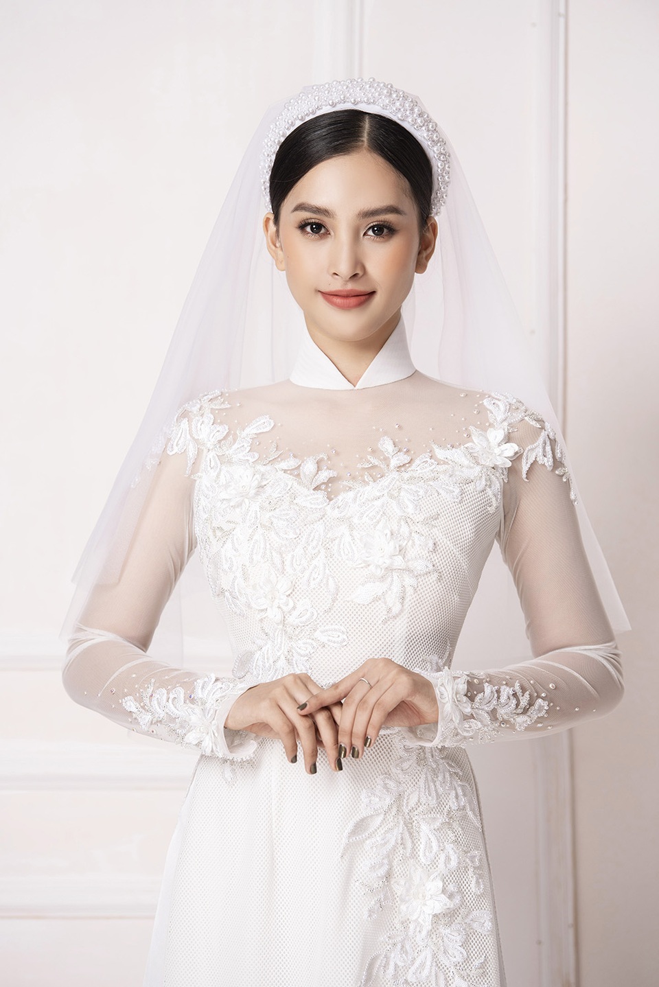 Hoa hậu Tiểu Vy e ấp trong trang phục áo dài cô dâu - 5 Hoa hậu Tiểu Vy e ấp trong trang phục áo dài cô dâu - 5