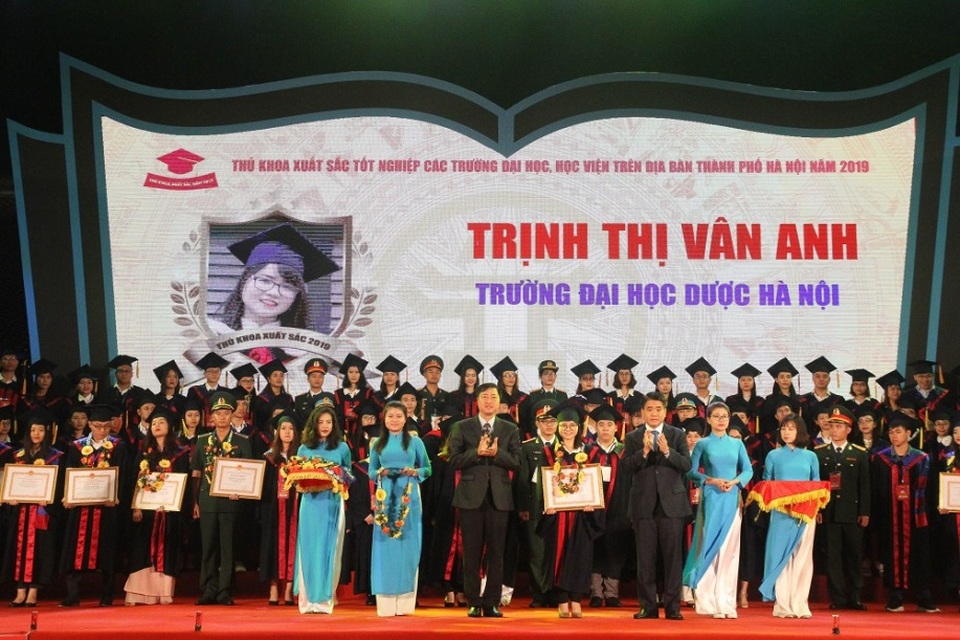 Hà Nội: Vinh danh 86 thủ khoa tốt nghiệp xuất sắc năm 2019 - 4 Hà Nội: Vinh danh 86 thủ khoa tốt nghiệp xuất sắc năm 2019 - 4