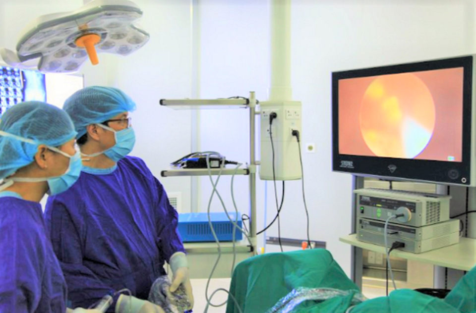 Loại bỏ sỏi thận lâu năm không cần mổ hở - 1