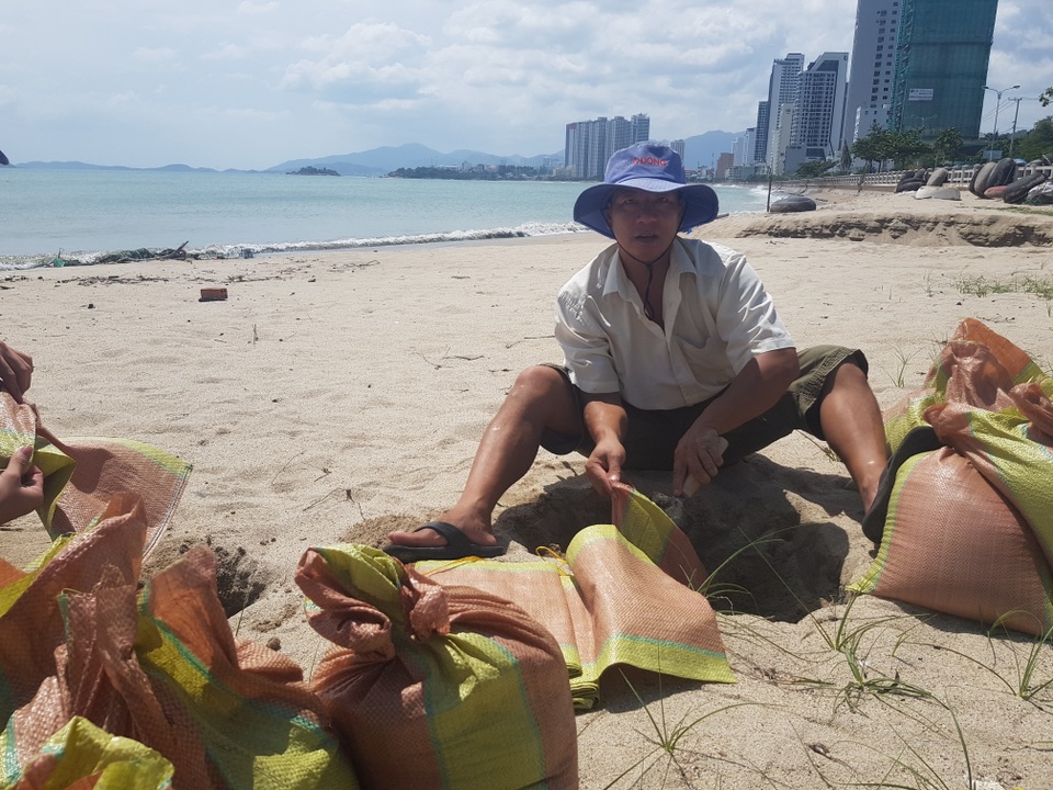 Đối phó áp thấp nhiệt đới, Khánh Hòa cưỡng chế di dân từ lồng bè vào bờ - 3 Đối phó áp thấp nhiệt đới, Khánh Hòa cưỡng chế di dân từ lồng bè vào bờ - 3