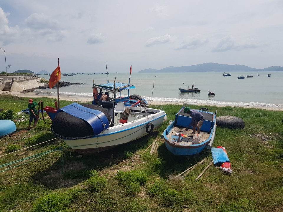 Đối phó áp thấp nhiệt đới, Khánh Hòa cưỡng chế di dân từ lồng bè vào bờ - 2 Đối phó áp thấp nhiệt đới, Khánh Hòa cưỡng chế di dân từ lồng bè vào bờ - 2