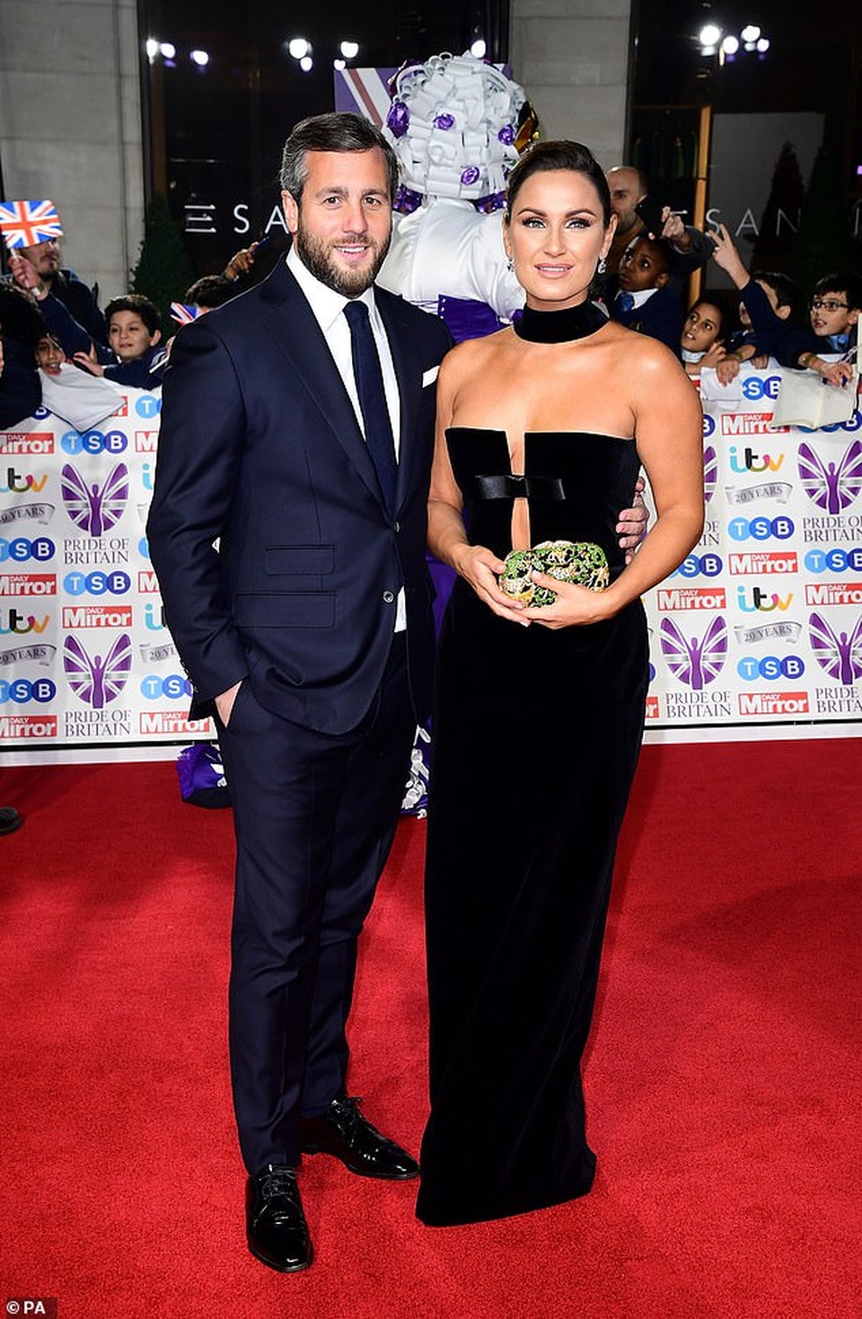 Sam Faiers diện váy lạ mắt lấp ló ngực đầy - 1