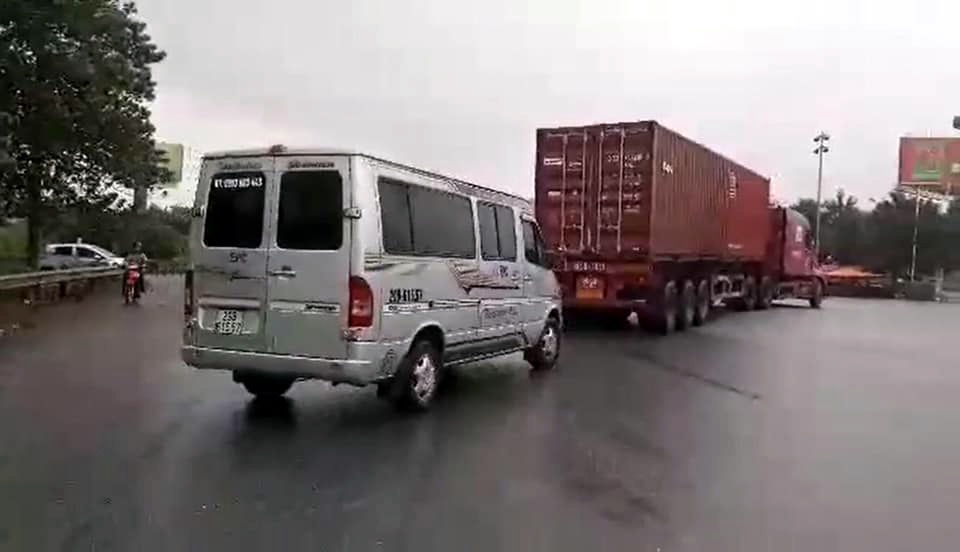 Hà Nội: Xe khách, xe container “rủ nhau” đi ngược chiều - 1 Hà Nội: Xe khách, xe container “rủ nhau” đi ngược chiều - 1