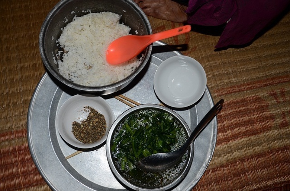 Cụ bà tuổi 90 thèm một bữa cơm có thịt trước khi nhắm mắt, nghe mà nhói lòng! - 7 Cụ bà tuổi 90 thèm một bữa cơm có thịt trước khi nhắm mắt, nghe mà nhói lòng! - 7