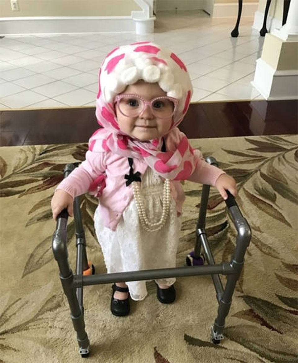 Những bộ trang phục Halloween đầy hài hước khiến dân mạng “cười nghiêng ngả” - 16 Những bộ trang phục Halloween đầy hài hước khiến dân mạng “cười nghiêng ngả” - 16