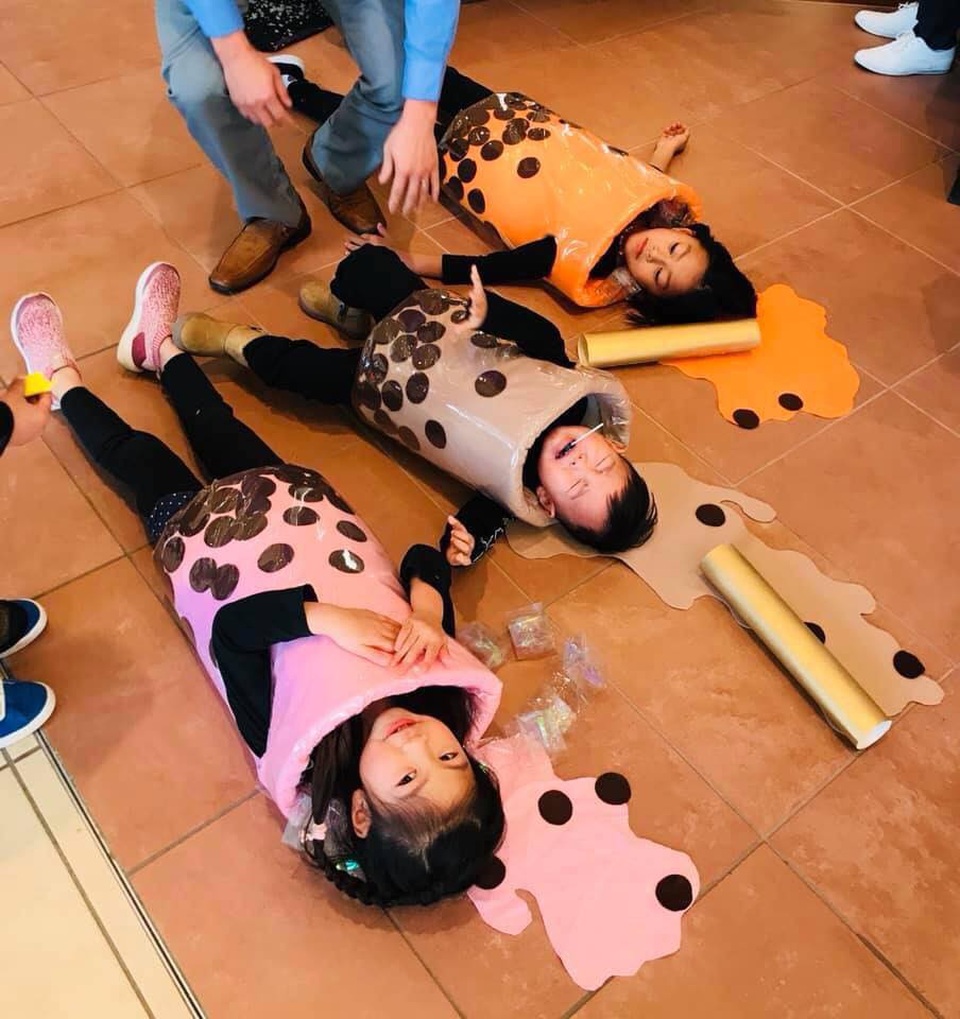Những bộ trang phục Halloween đầy hài hước khiến dân mạng “cười nghiêng ngả” - 2 Những bộ trang phục Halloween đầy hài hước khiến dân mạng “cười nghiêng ngả” - 2