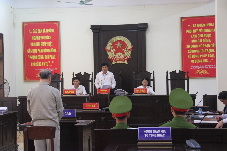 Hiệu trưởng xâm hại tình dục nhiều nam sinh ở Phú Thọ lĩnh án 8 năm tù - 1 Hiệu trưởng xâm hại tình dục nhiều nam sinh ở Phú Thọ lĩnh án 8 năm tù - 1