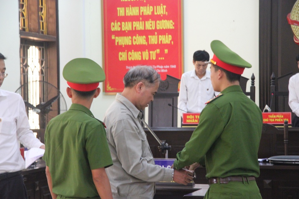 Hiệu trưởng xâm hại tình dục nhiều nam sinh ở Phú Thọ lĩnh án 8 năm tù - 2 Hiệu trưởng xâm hại tình dục nhiều nam sinh ở Phú Thọ lĩnh án 8 năm tù - 2