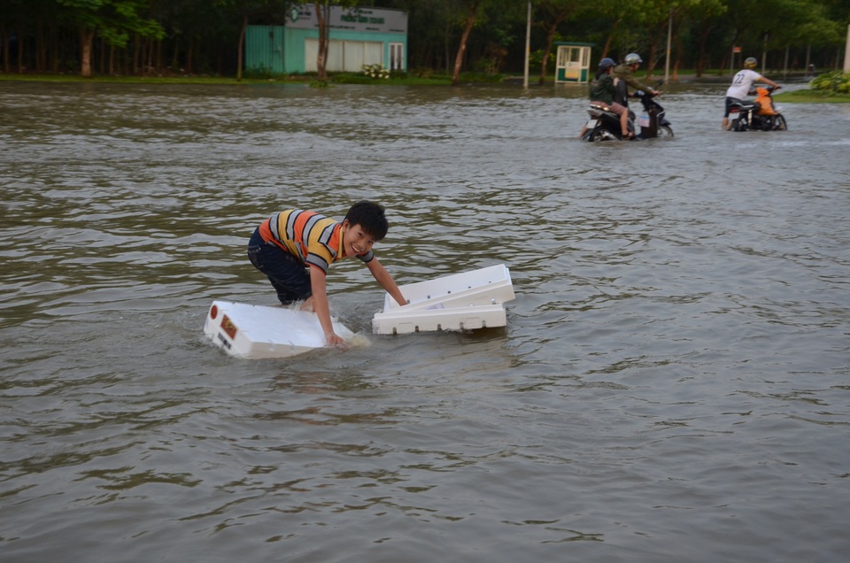 Người dân Sài Gòn vật vã lội nước về nhà - 15 Người dân Sài Gòn vật vã lội nước về nhà - 15