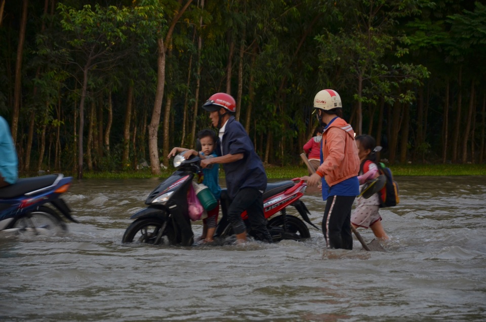 Người dân Sài Gòn vật vã lội nước về nhà - 16 Người dân Sài Gòn vật vã lội nước về nhà - 16