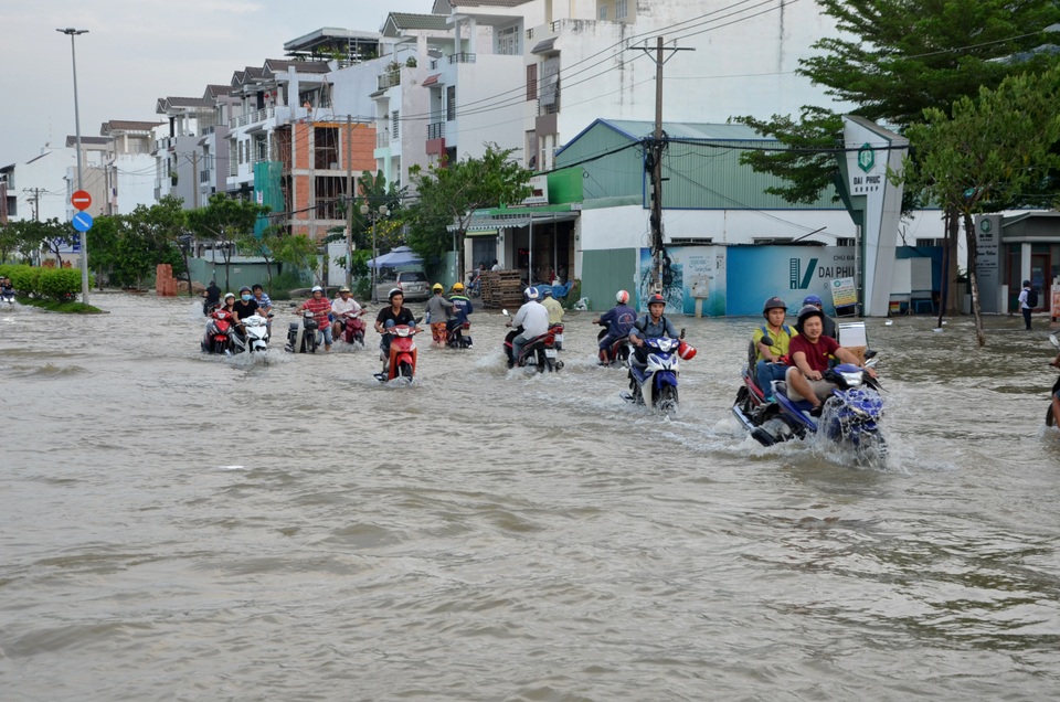 Người dân Sài Gòn vật vã lội nước về nhà - 1 Người dân Sài Gòn vật vã lội nước về nhà - 1