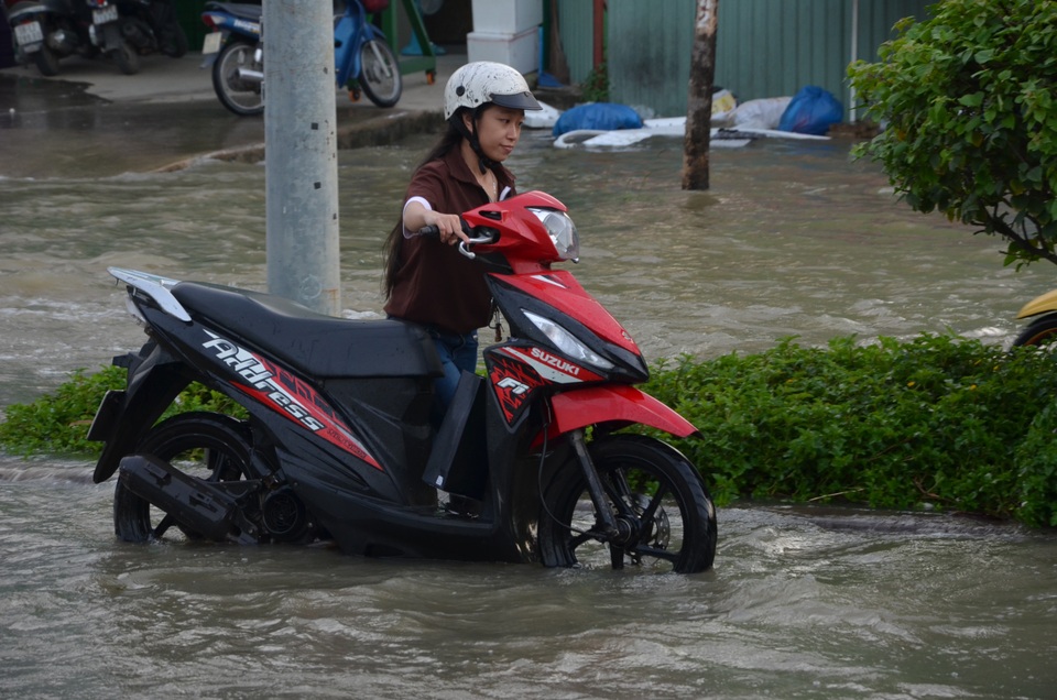 Người dân Sài Gòn vật vã lội nước về nhà - 2 Người dân Sài Gòn vật vã lội nước về nhà - 2