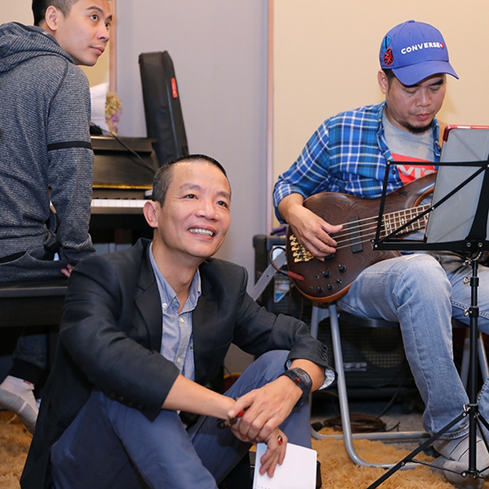 Diva Thanh Lam “phiêu”, ngồi bệt xuống để hát - 5 Diva Thanh Lam “phiêu”, ngồi bệt xuống để hát - 5
