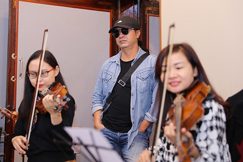 Diva Thanh Lam “phiêu”, ngồi bệt xuống để hát - 7 Diva Thanh Lam “phiêu”, ngồi bệt xuống để hát - 7